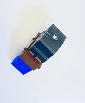 Volkswagen PASSAT B6 Fuel tank opening switch 7L6959833A