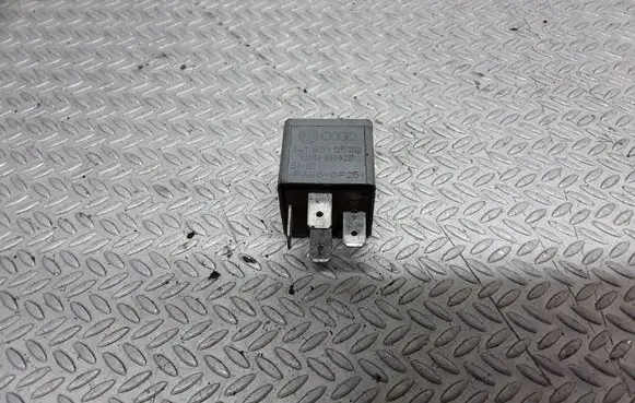 Volkswagen PASSAT B5.5 Other relay 141951253B
