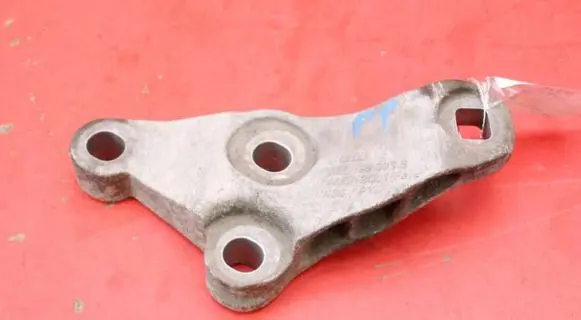 Engine mount vacuum valve
