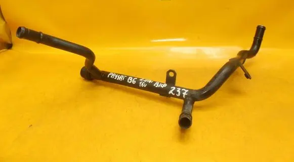 Volkswagen PASSAT B6 Engine coolant pipe/hose 03G121065H