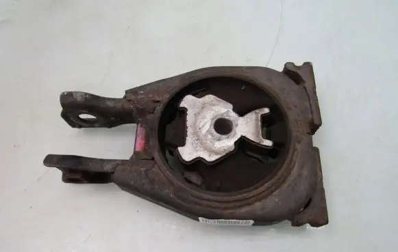Mazda 3 Engine mounting bracket