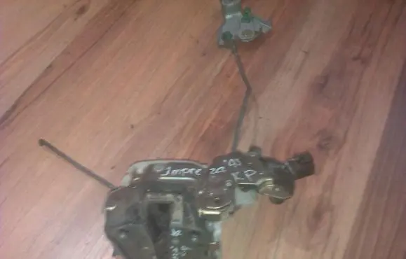 Subaru Impreza I Front door lock