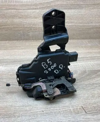 Volkswagen PASSAT B5 Rear door lock 3B0837868