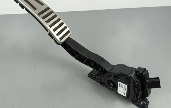 Maserati Quattroporte Accelerator throttle pedal 04861715AE