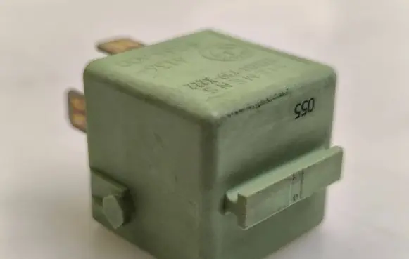 BMW 5 E39 Other relay V23134K59X222 8366600 6136