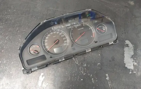 Volvo V70 Speedometer (instrument cluster) 8673262 69294730T