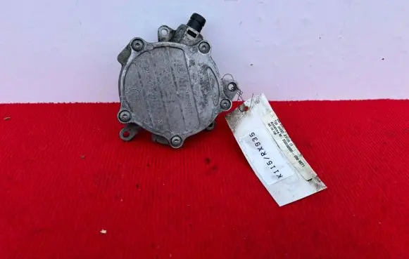 Volkswagen Golf V Vacuum pump 06D145100E