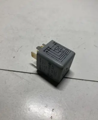Volkswagen PASSAT B5 Other relay 4D0951253 899309000