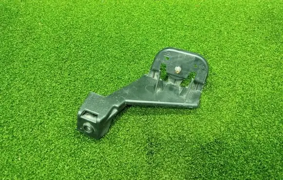 Rear bumper mounting bracket