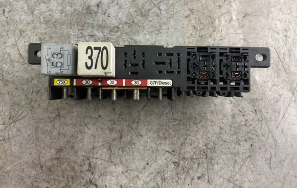 Volkswagen PASSAT B5.5 Relay mounting block 8l0941822a