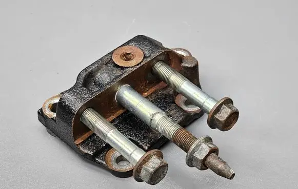 Engine mounting bracket