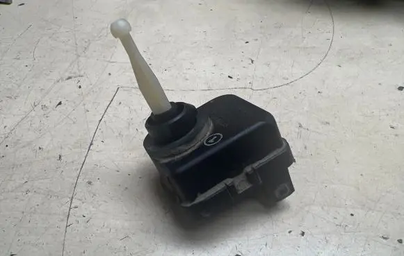 Audi A4 S4 B5 8D Headlight level adjustment motor 4D0941295 0307852315 VAD12V769