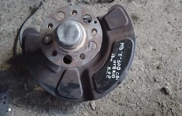 Mercedes-Benz E W212 Front wheel hub 2123307100