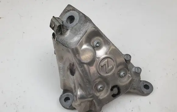 BMW 5 G30 G31 Engine mounting bracket 6870754