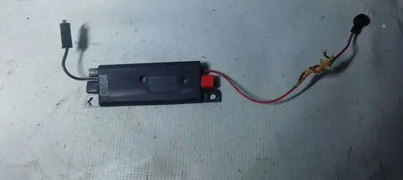 Audi A4 S4 B5 8D Aerial antenna amplifier 8D5035225