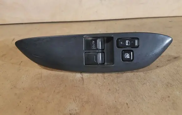 Toyota Yaris Electric window control switch