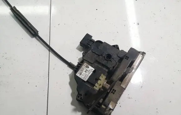 Opel Corsa D Front door lock 13258271 2304071406