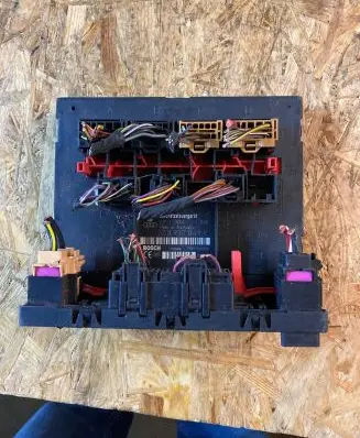 Volkswagen Touran I Fuse box set 3C0937049E F005V00526 H37S1002