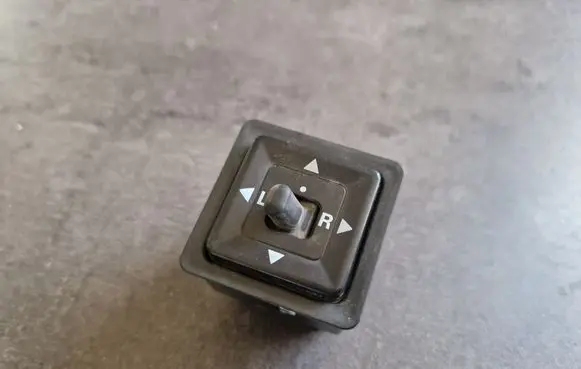 Mitsubishi Pajero Sport I Wing mirror switch