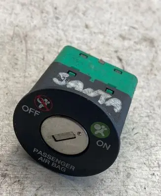 Hyundai Santa Fe Passenger airbag on/off switch 