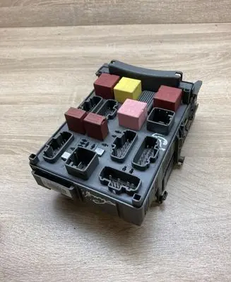 Renault Espace IV Fuse module 8200491802 8200315963