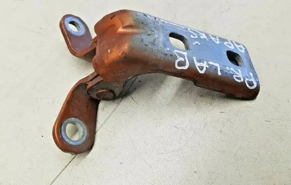 Cadillac CTS Front door lower hinge VA26