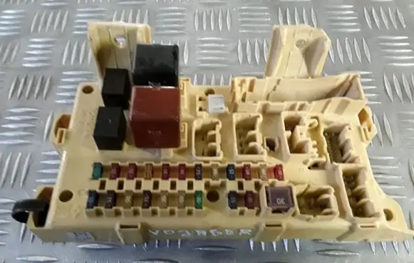 Toyota Avensis Verso Fuse module 8922144050