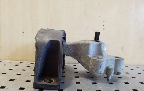 Engine mount bracket