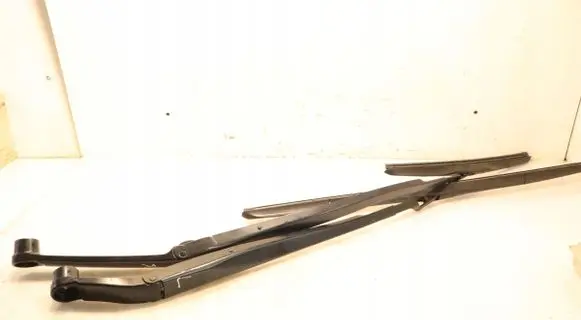 Hyundai i30 Front wiper blade arm R13L