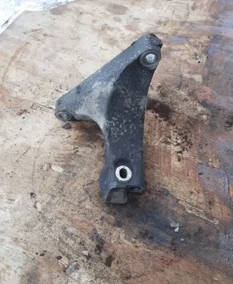 Subaru Outback Engine mounting bracket