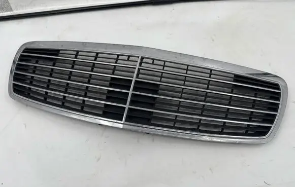 Mercedes-Benz E W211 Front bumper upper radiator grill A2118800283