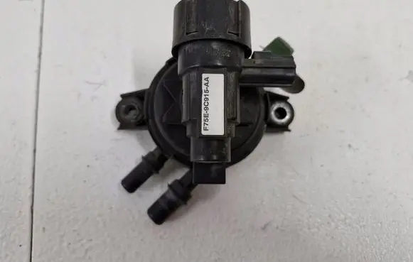 Lincoln Navigator Valve vacuum F75E-9C915-AA