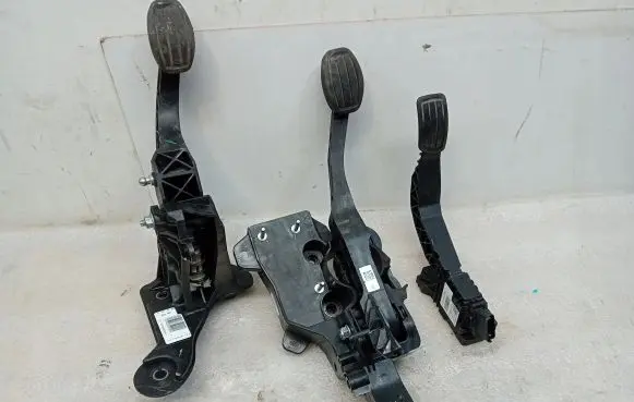 Opel Mokka B Pedal assembly 