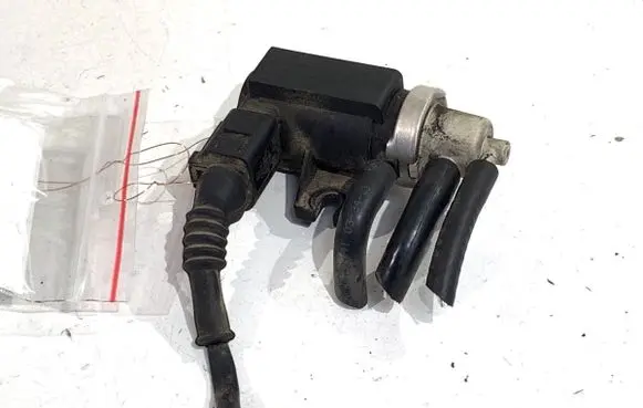 Volkswagen PASSAT B5.5 Fuel pressure regulator 1J0906627B