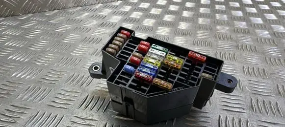 Volkswagen Transporter - Caravelle T5 Fuse module SLUZBA 2064051025