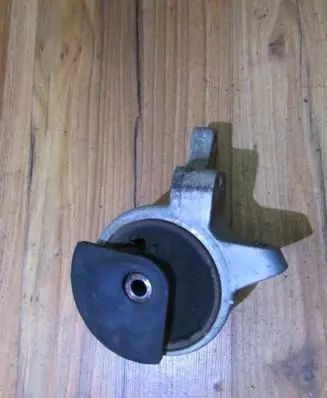 Nissan Almera Engine mount bracket