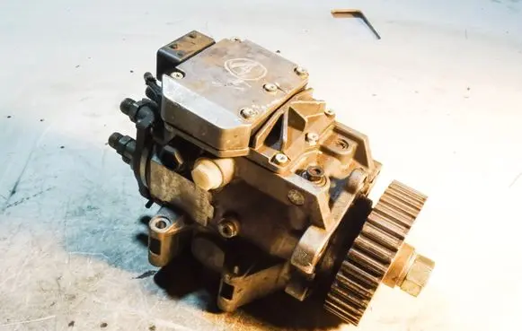 Audi A6 S6 C5 4B Fuel injection high pressure pump 047050600 059130106A
