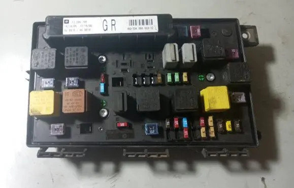 Opel Zafira B Fuse module 13206745 5DK00866832
