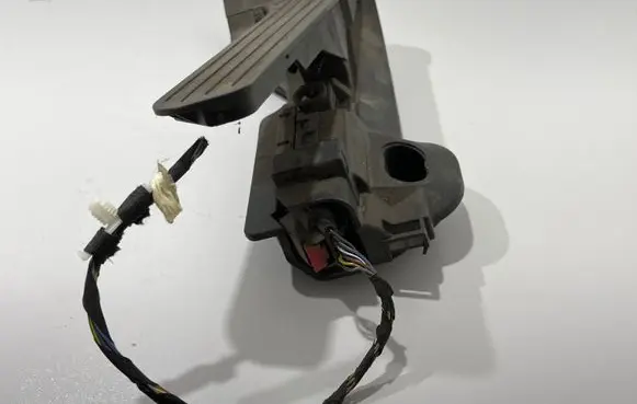 Volkswagen PASSAT B7 Accelerator throttle pedal 1K2721503AE 6PV01104000