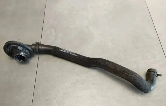 Mercedes-Benz CLS C218 X218 Engine coolant pipe/hose A2128304796