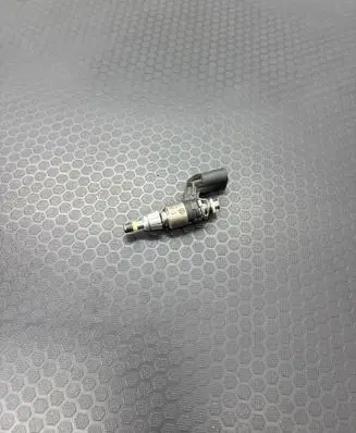 Volkswagen PASSAT B7 Fuel injector 03C906036J