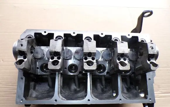 Volkswagen Touran I Engine head 038103373R