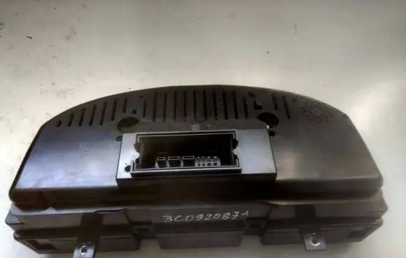 Volkswagen PASSAT B6 Speedometer (instrument cluster) 3C0920871