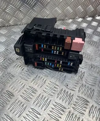 Renault Laguna III Fuse module 8200393836 SRA1595 8K604