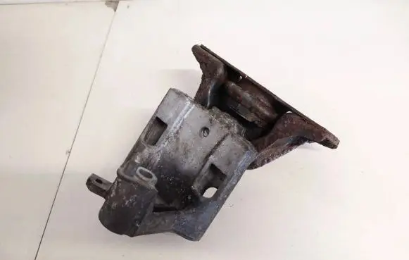 Nissan NV200 Engine mount bracket