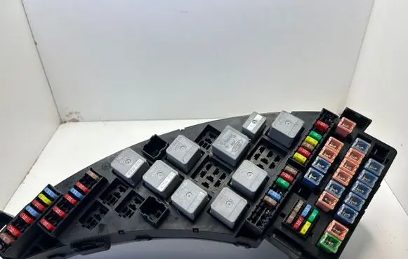 Jaguar S-Type Fuse module 2R8T14A067CA 4F1T14B192BA