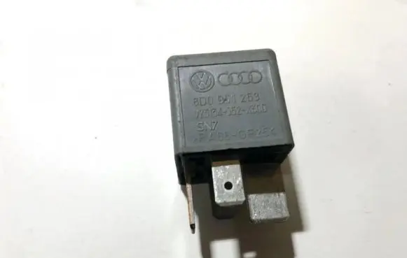 Volkswagen PASSAT B5.5 Other relay 8d0951253 v23134-j52-x300