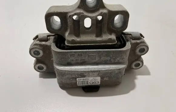 Volkswagen PASSAT B7 Engine mount bracket 1K0199555