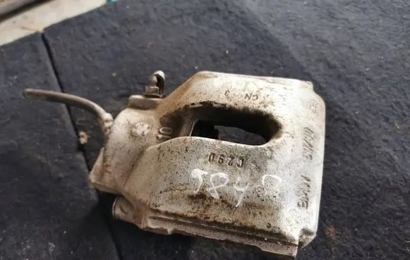 BMW 5 E39 Front brake caliper C290