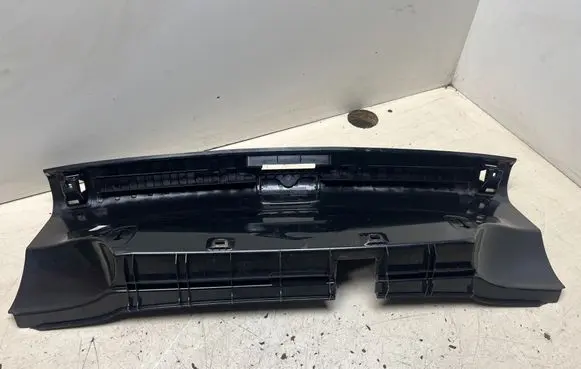 Trunk/boot sill cover protection